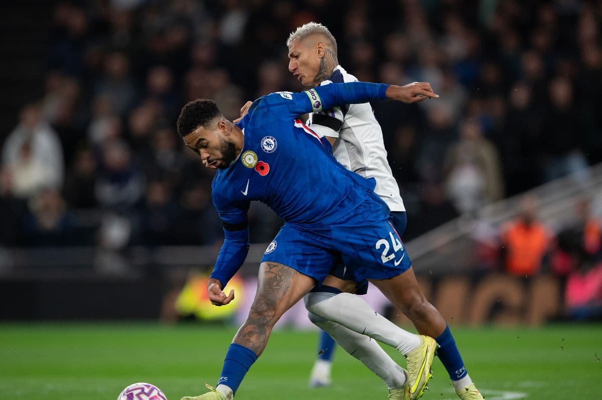 Un jugador del Chelsea luchando por el balón