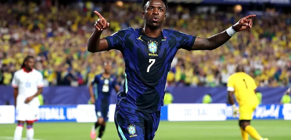 Vinícius Jr. celebrando un gol con Brasil