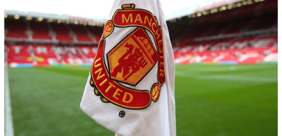 Esquina de campo con bandera de Manchester United