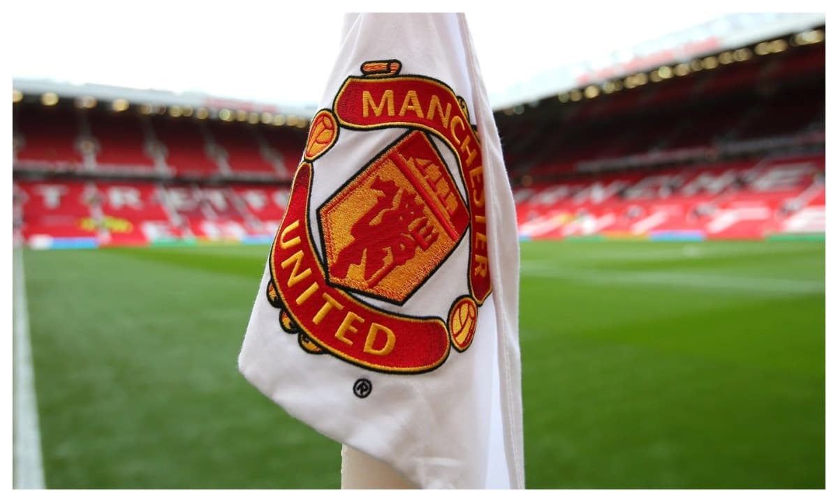 Esquina de campo con bandera de Manchester United