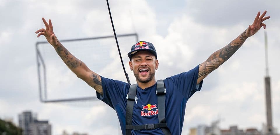 Neymar celebrando durante evento promocional al aire libre