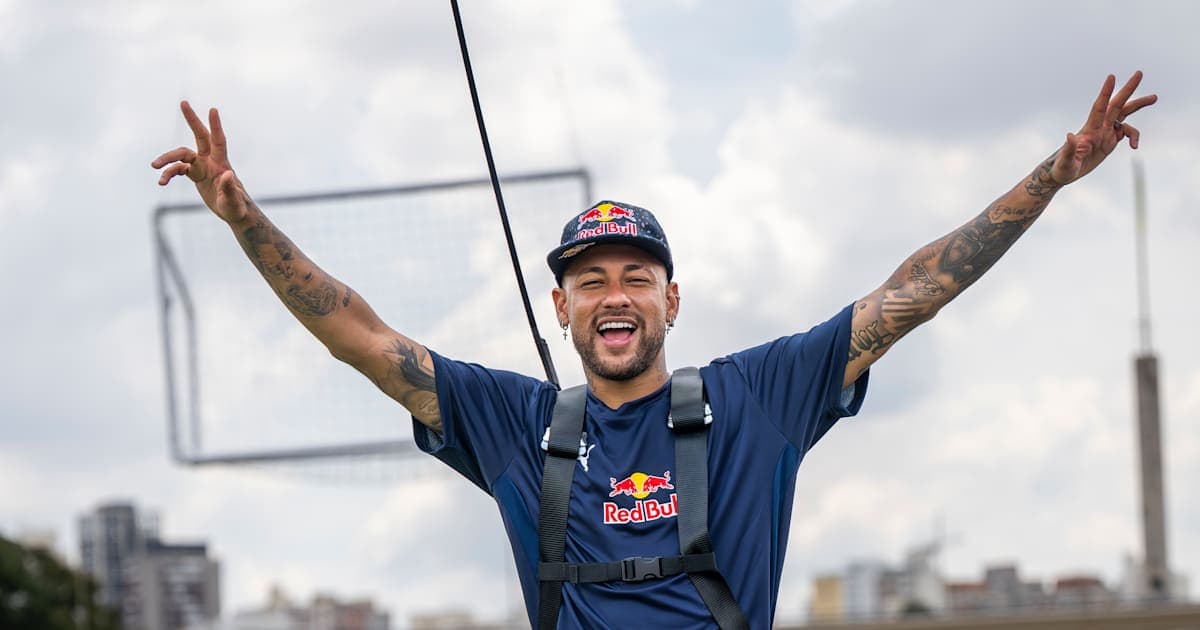 Neymar celebrando durante evento promocional al aire libre