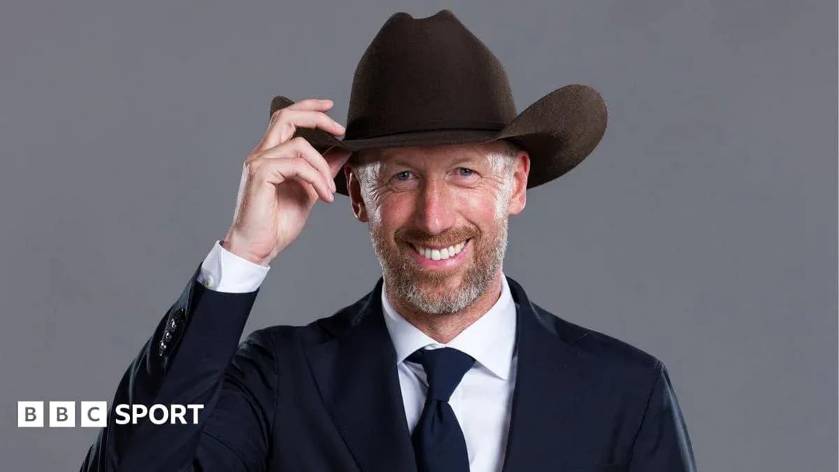 Hombre con sombrero en traje sonriendo a la cámara