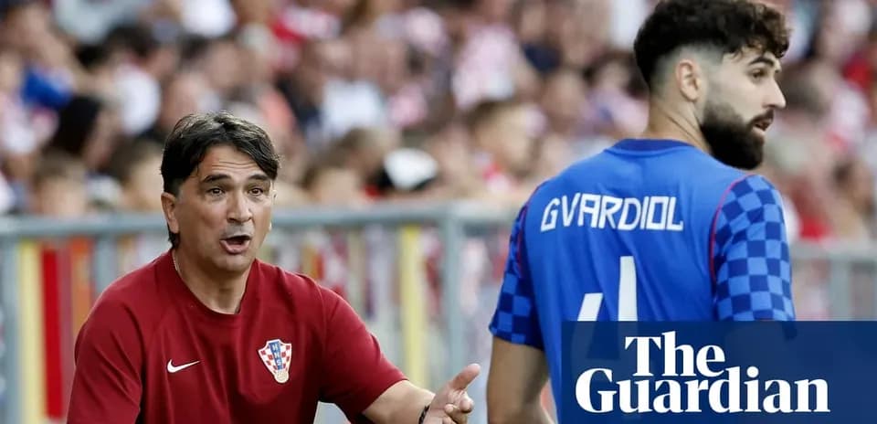 Entrenador de Croacia dirigiendo a Gvardiol en el campo