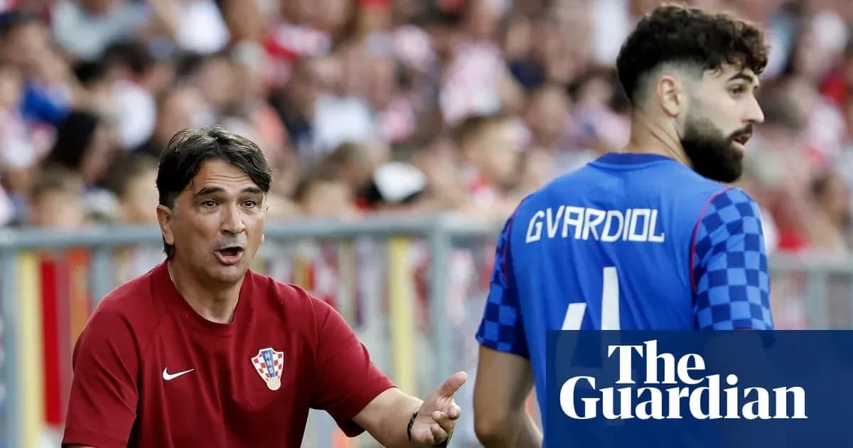 Entrenador de Croacia dirigiendo a Gvardiol en el campo
