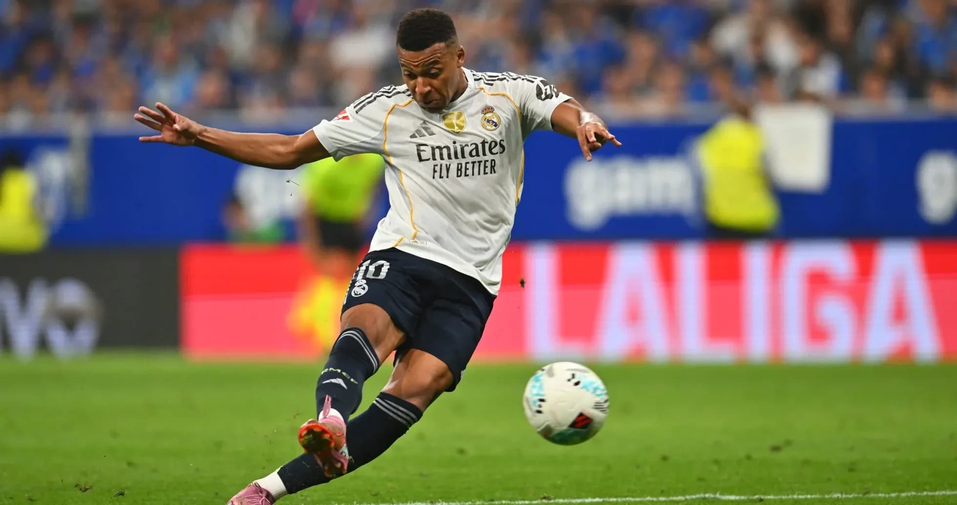 Jugador de Real Madrid disparando a portería