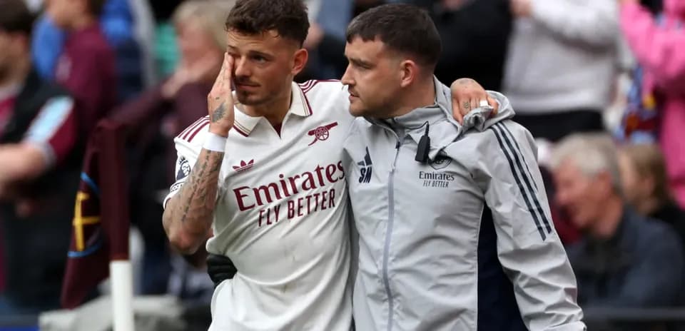 Jugador de Arsenal siendo ayudado tras el partido