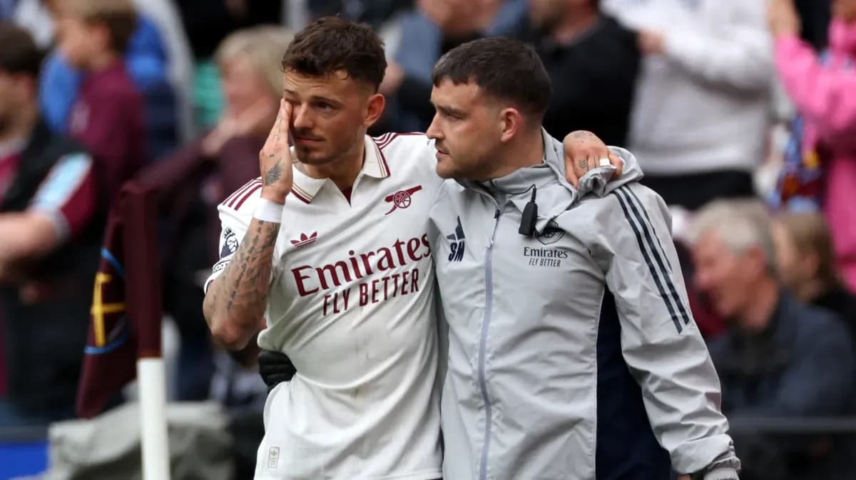 Jugador de Arsenal siendo ayudado tras el partido