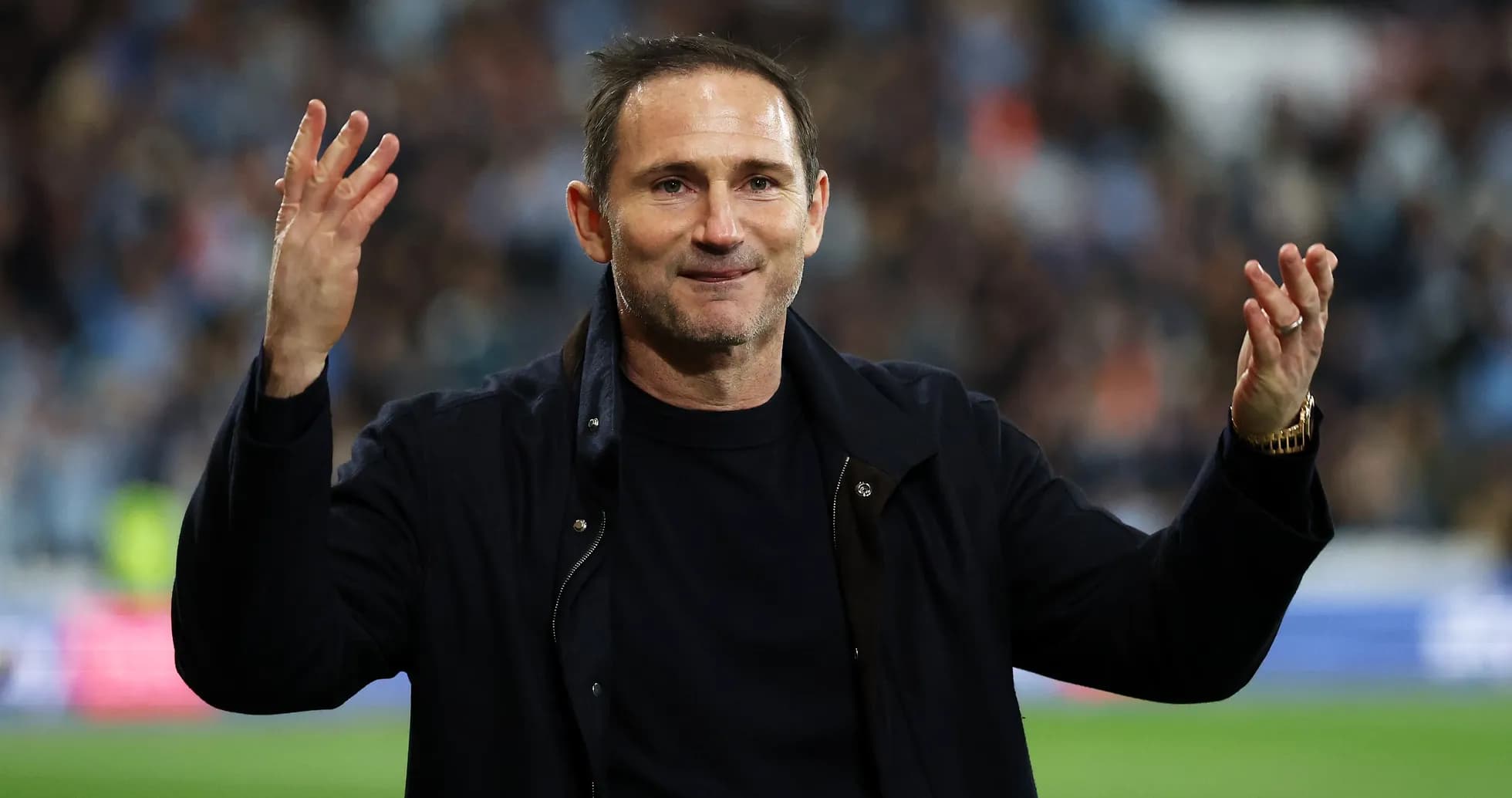 Entrenador gesticulando durante el partido en el campo