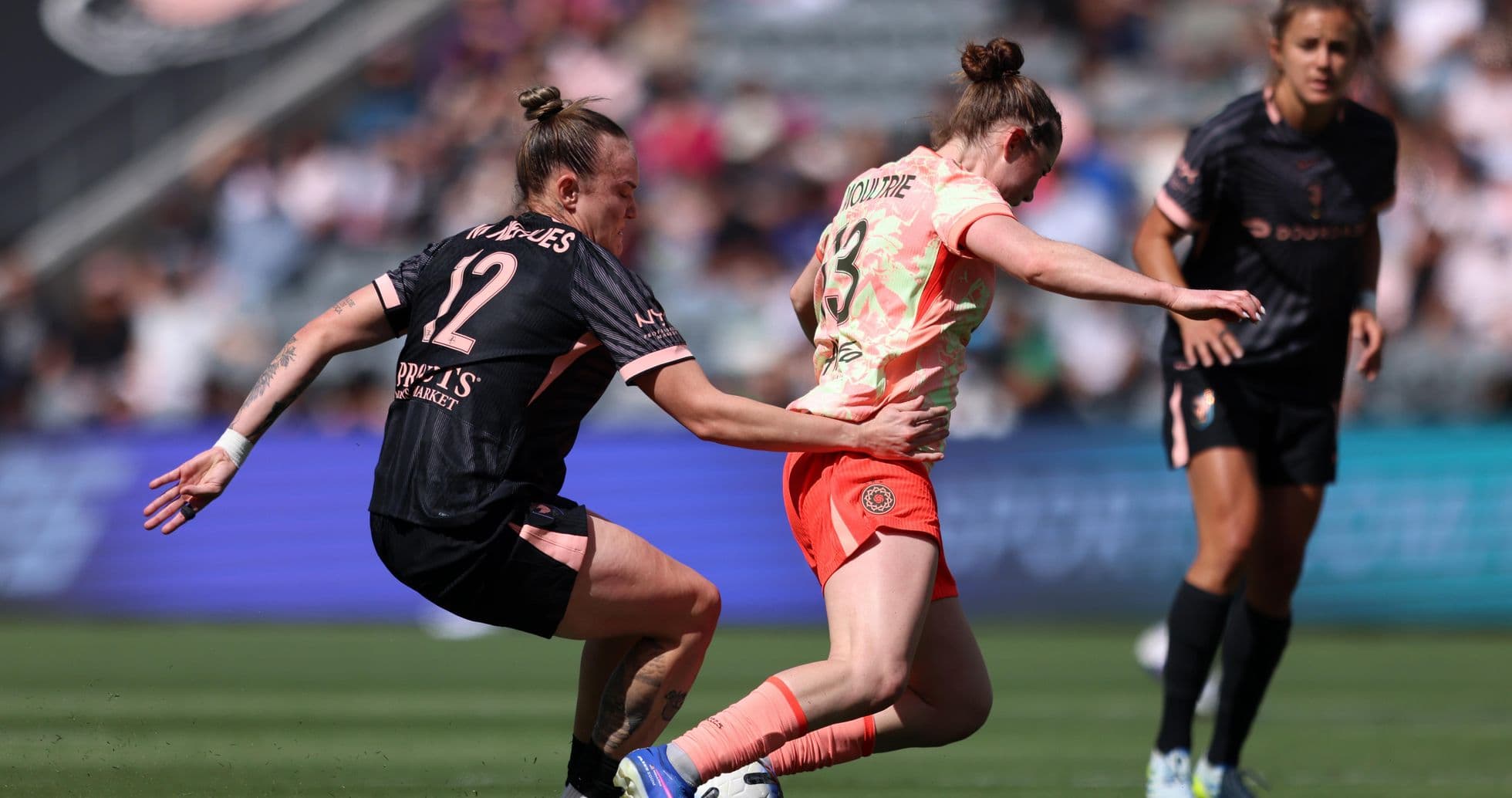 Jugadora del Portland Thorns en acción contra Angel City
