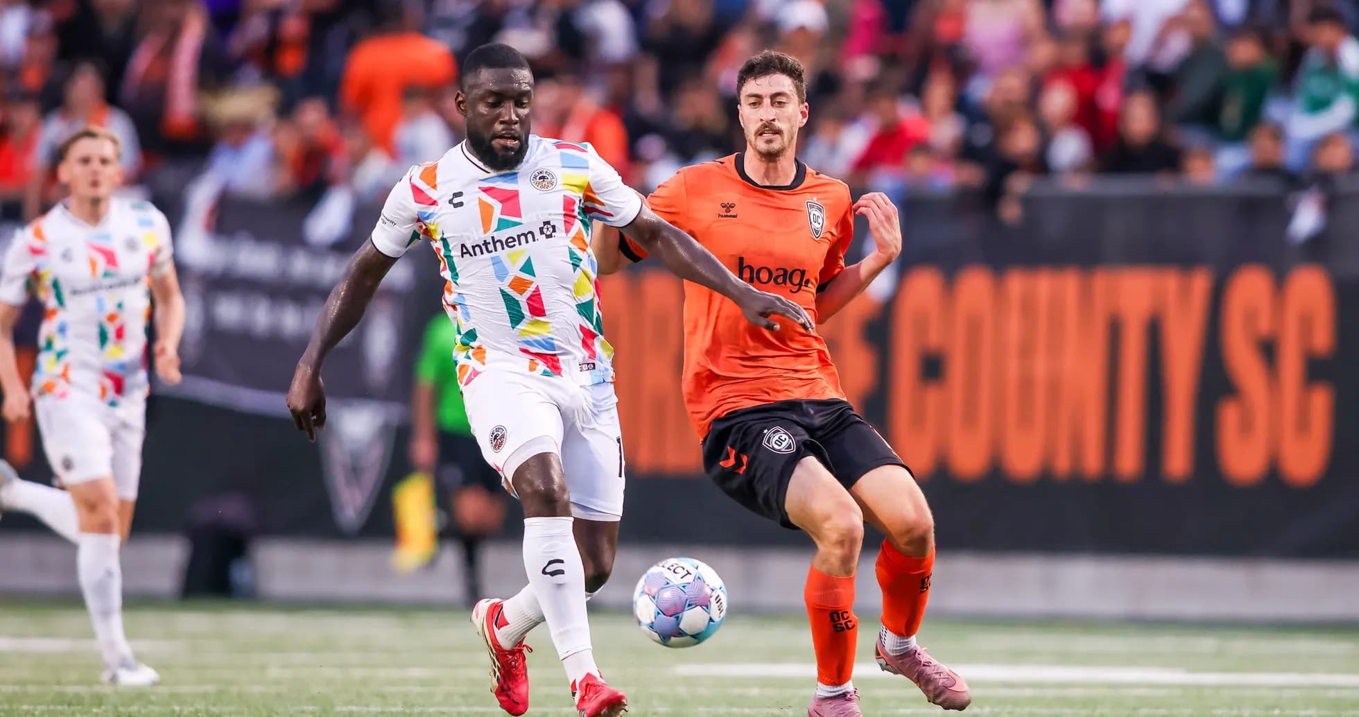 Jugador corriendo con balón en el partido