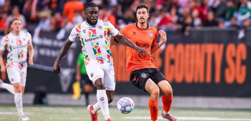 Jugador corriendo con balón en el partido