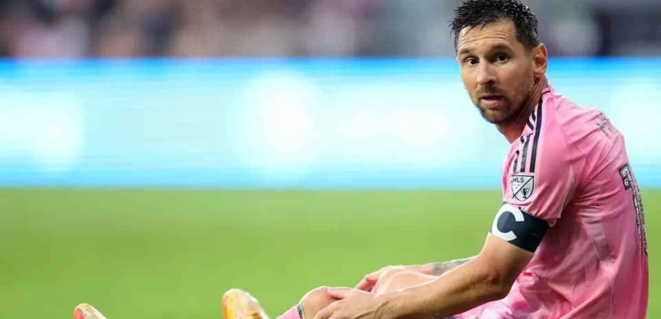 Lionel Messi sentado en el campo durante un partido