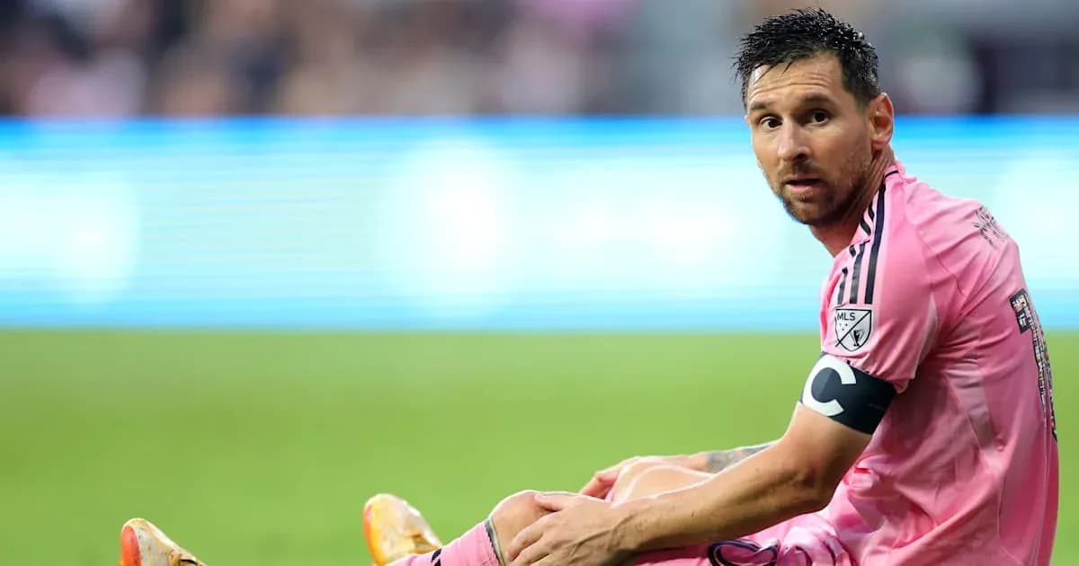 Lionel Messi sentado en el campo durante un partido