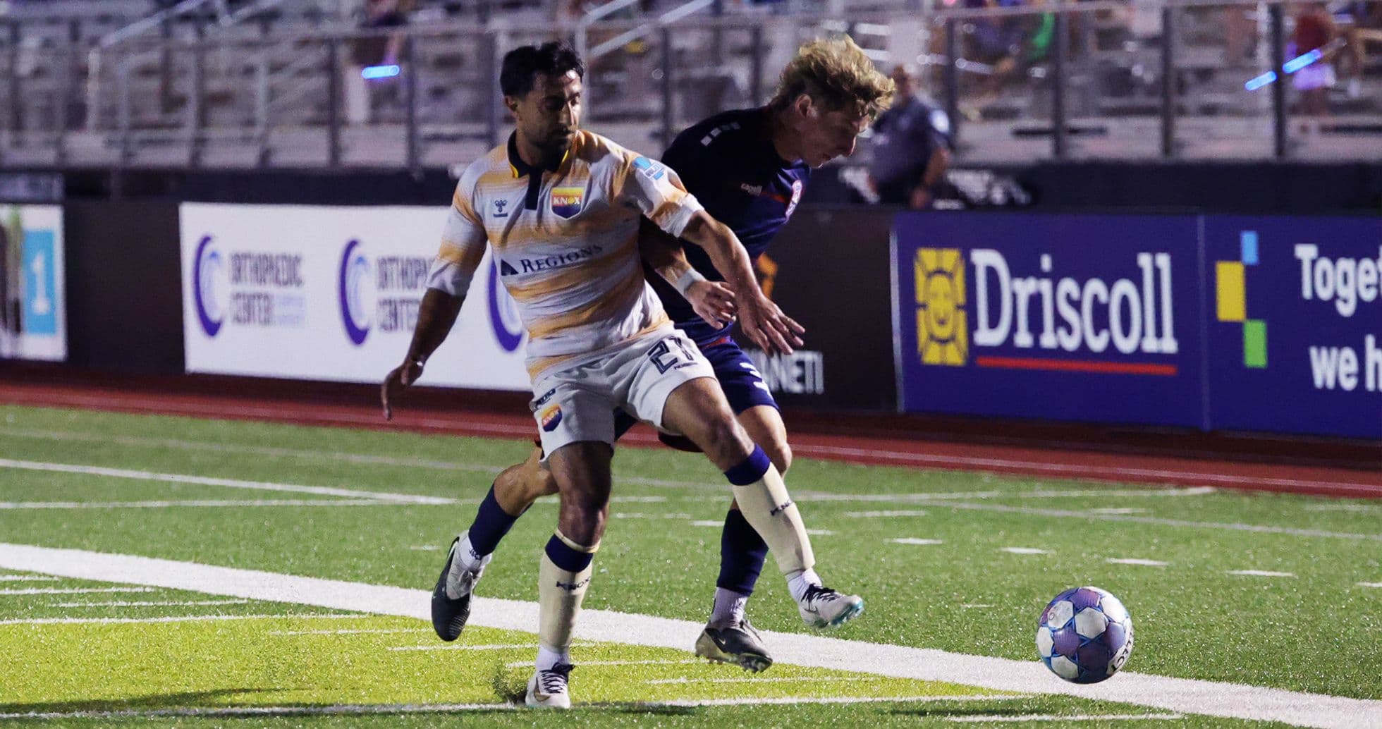 Jugador de Knoxville controla el balón en el partido