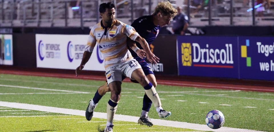 Jugador de Knoxville controla el balón en el partido