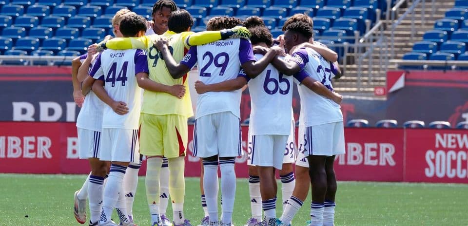Equipo de Orlando City II en huddle previo al partido
