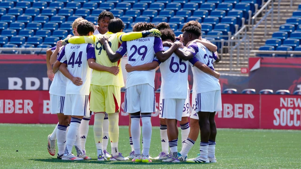 Equipo de Orlando City II en huddle previo al partido