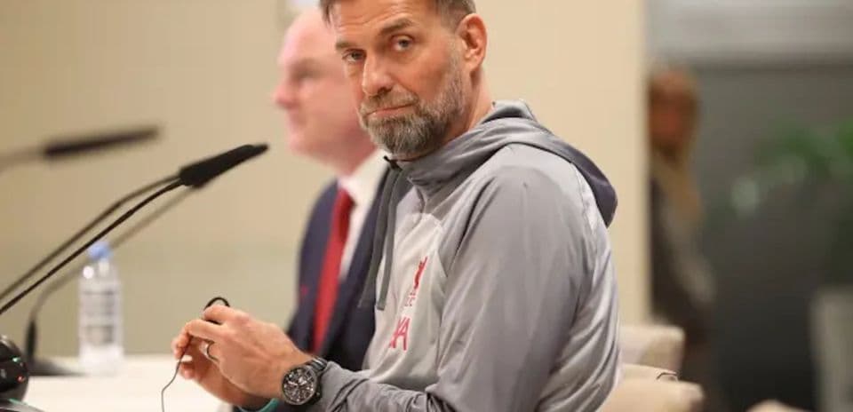Entrenador en conferencia de prensa con micrófono