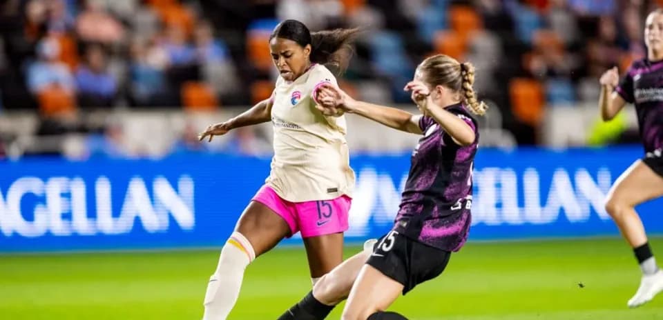 Jugadora de Orlando Pride desafiando a San Diego Wave