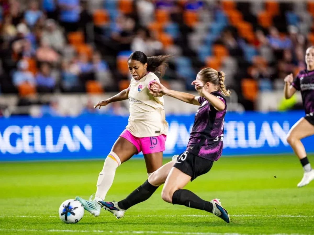 Jugadora de Orlando Pride desafiando a San Diego Wave