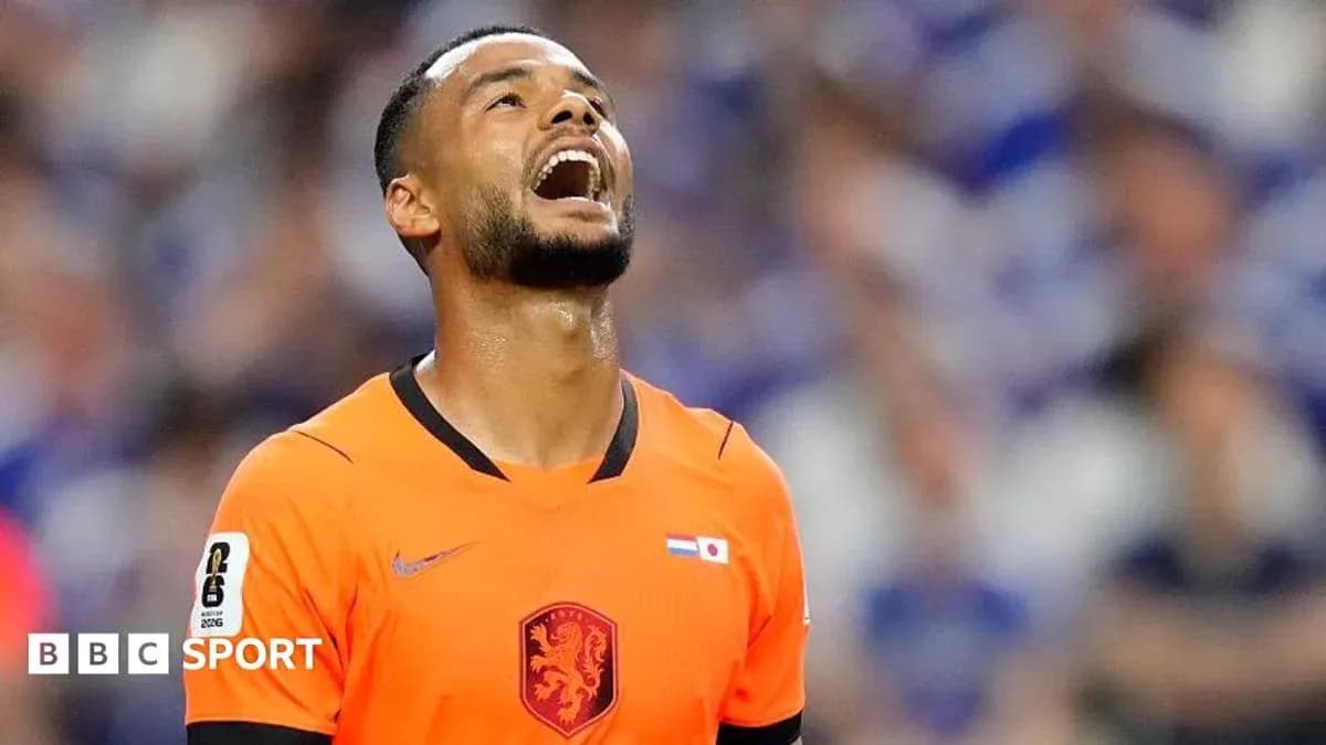 Jugador con camiseta naranja mirando al cielo