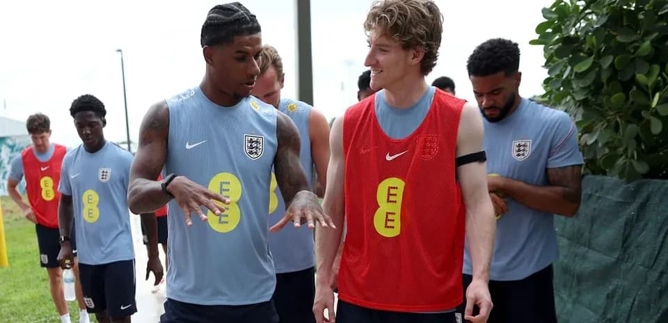 Jugadores de Inglaterra conversando durante entrenamiento
