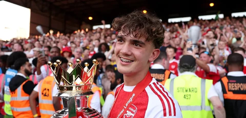 Jugador del Arsenal sosteniendo el trofeo de la Premier League