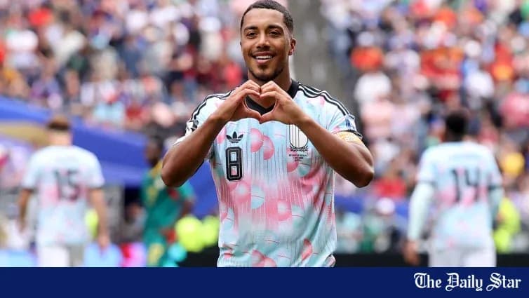 Jugador haciendo un corazón con las manos en el campo