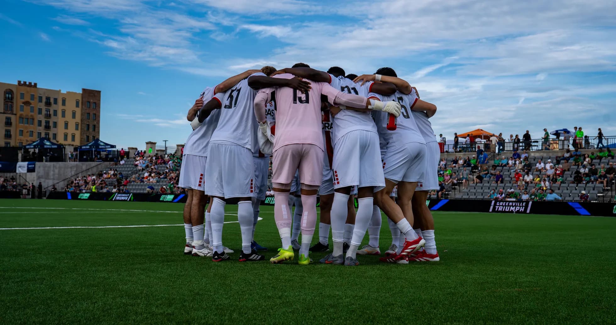 Jugadores de Loudoun United en círculo antes del partido