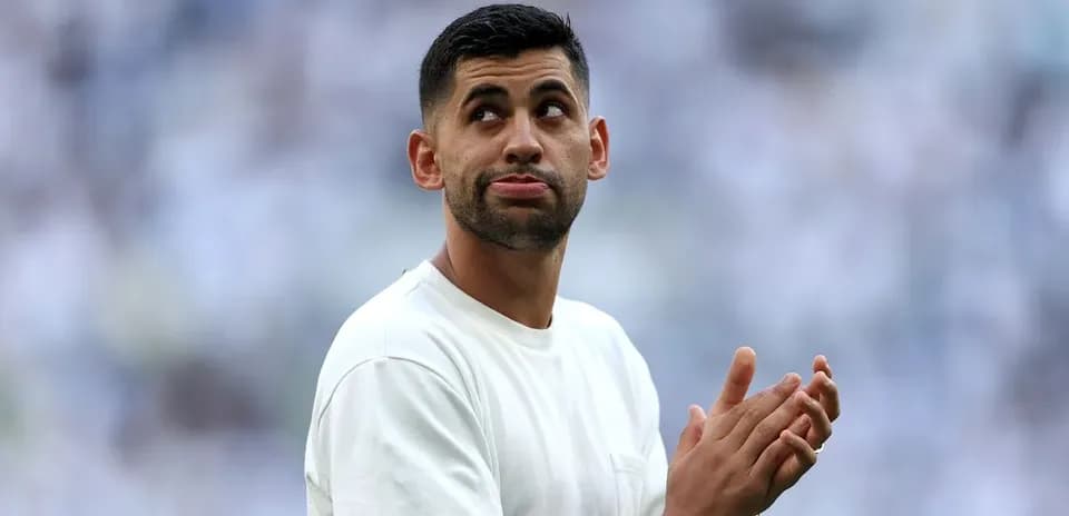 Jugador aplaudiendo en el campo durante el partido
