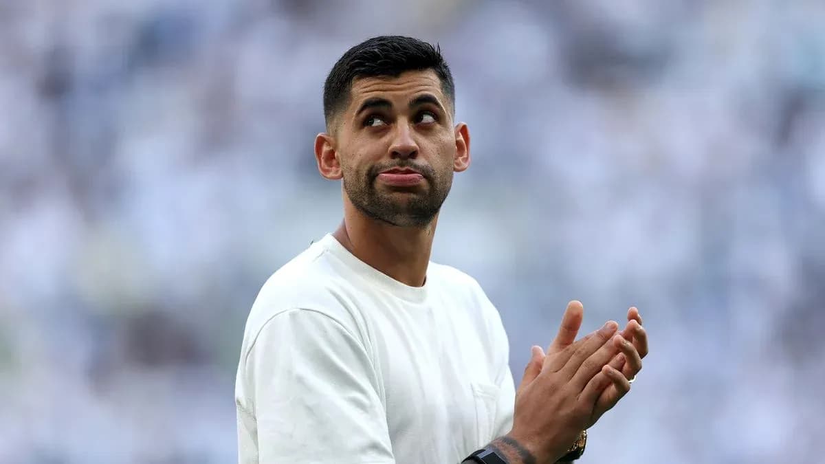 Jugador aplaudiendo en el campo durante el partido