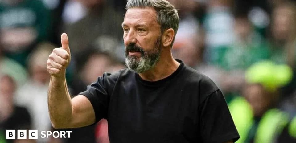 Entrenador dando un pulgar arriba durante el partido