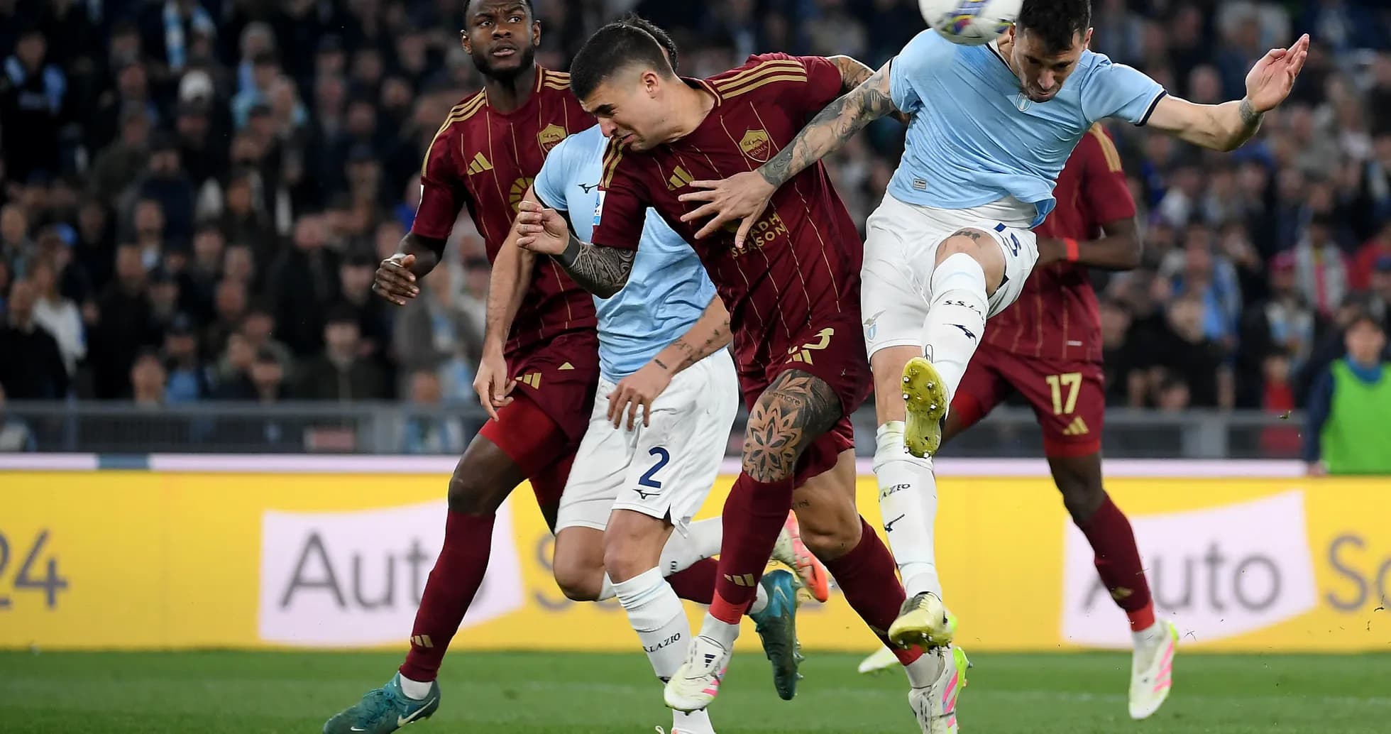 Jugadores de AS Roma y Lazio en acción