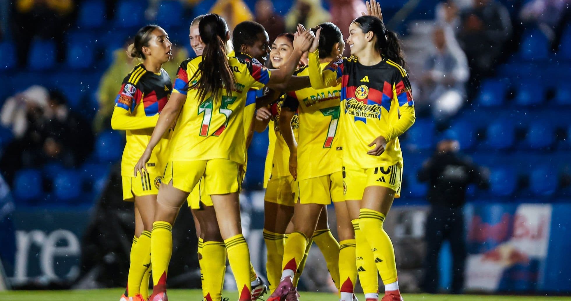 Jugadoras de América W celebrando un gol