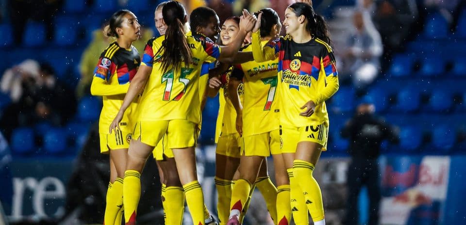 Jugadoras de América W celebrando un gol