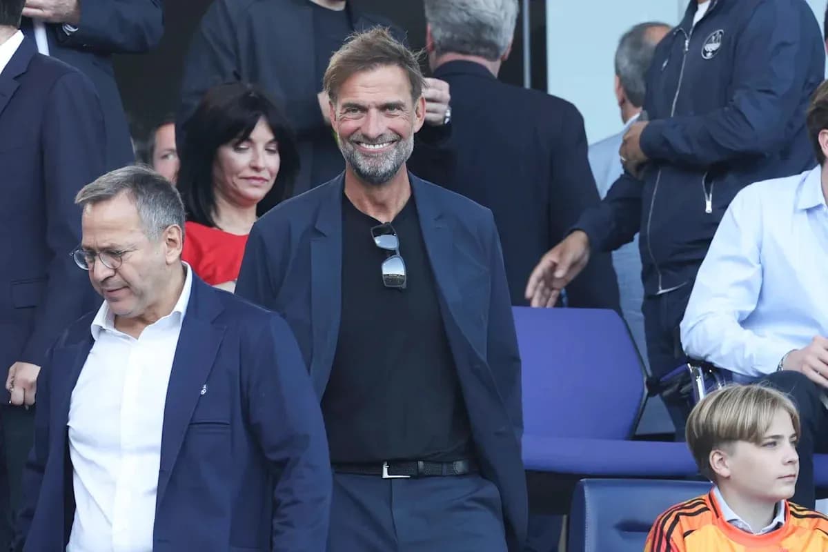 Entrenador sonriente en un evento deportivo