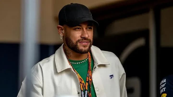 Hombre con gorra y chaqueta en evento deportivo