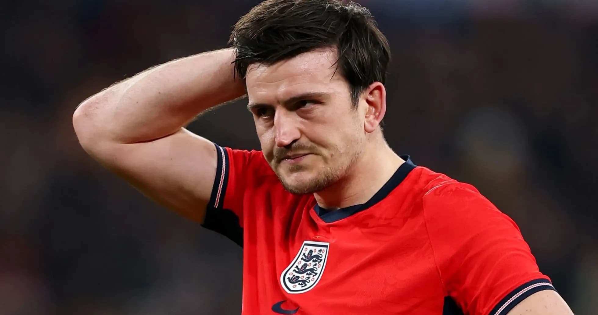 Jugador de Inglaterra tocándose la cabeza durante el partido