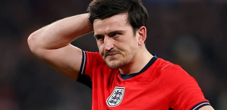 Jugador de Inglaterra tocándose la cabeza durante el partido