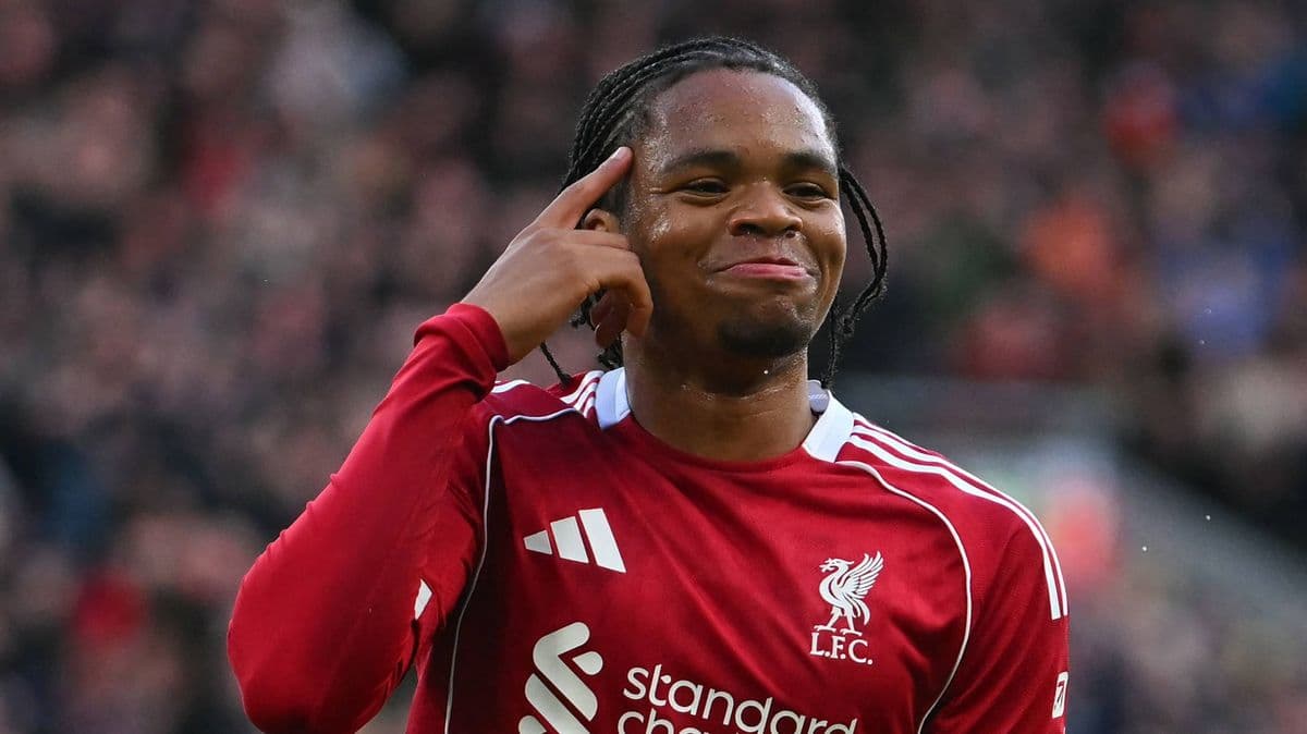 Jugador de Liverpool celebrando un gol en el campo