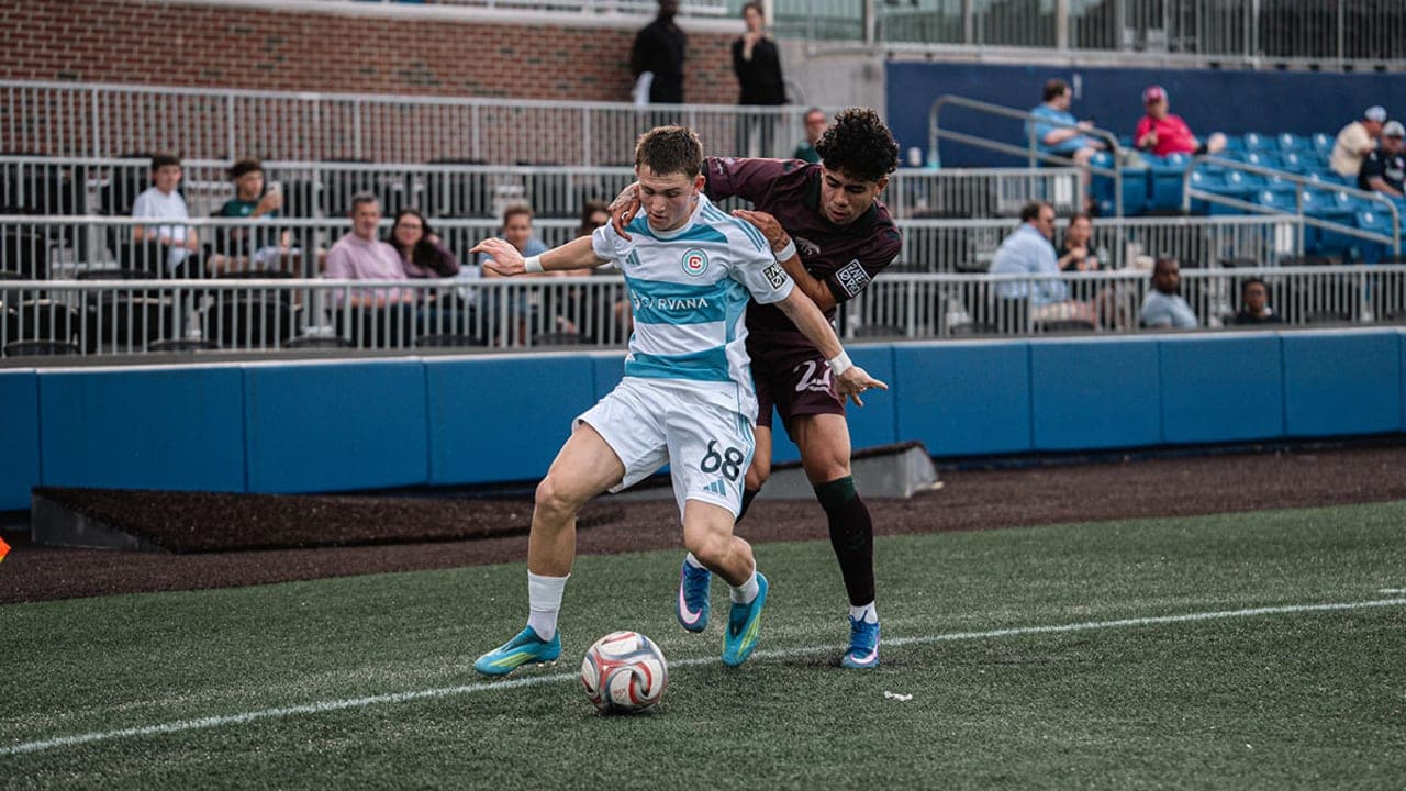 Jugador de Chicago Fire II compitiendo por el balón