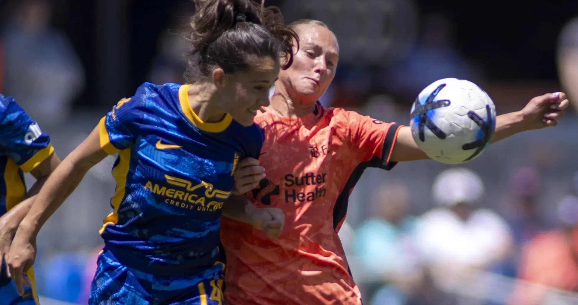 Jugadora de Bay FC luchando por el balón
