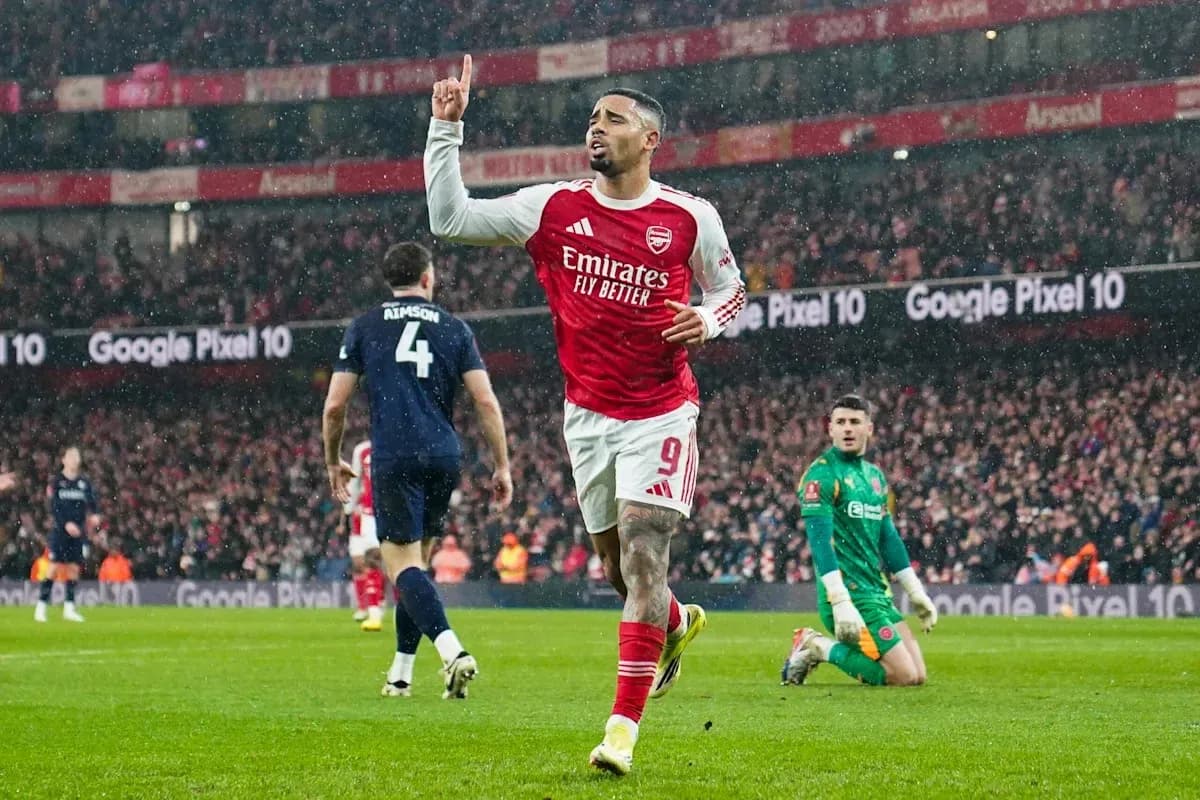 Jugador de Arsenal celebra un gol en el partido