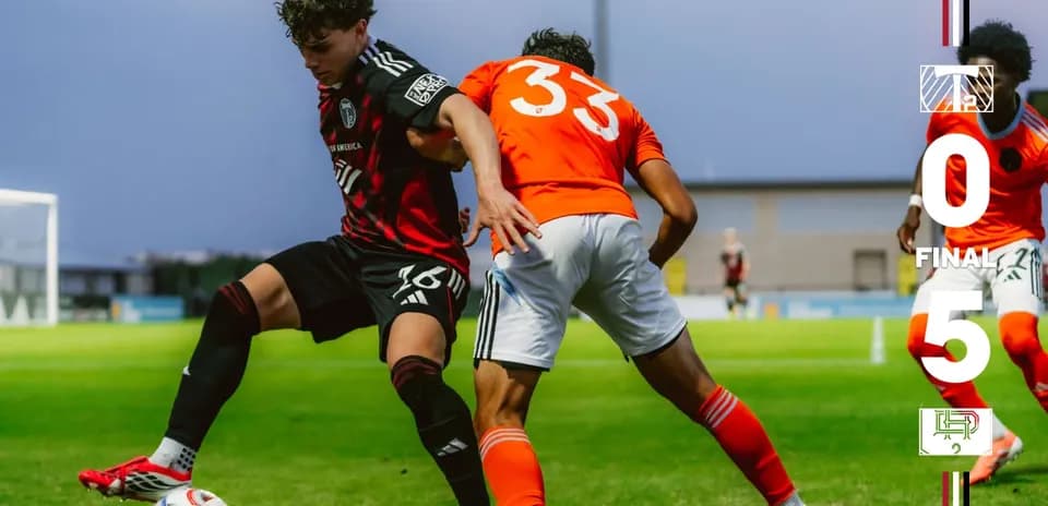 Un jugador de Portland Timbers II driblando