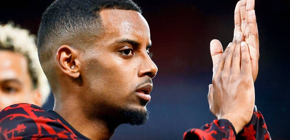 Jugador aplaudiendo en el campo de juego