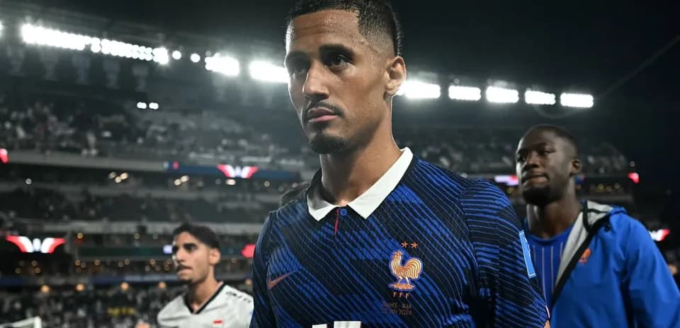 Jugador francés saliendo del campo tras el partido