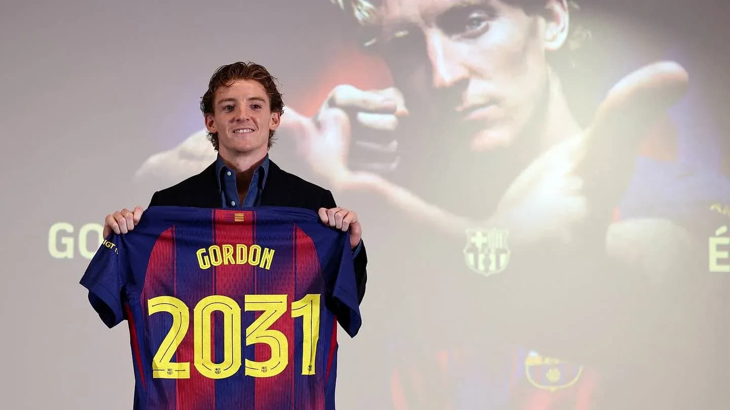 Jugador presenta camiseta del FC Barcelona con el número 2031