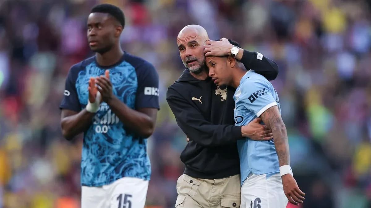 Entrenador consolando a jugador tras el partido