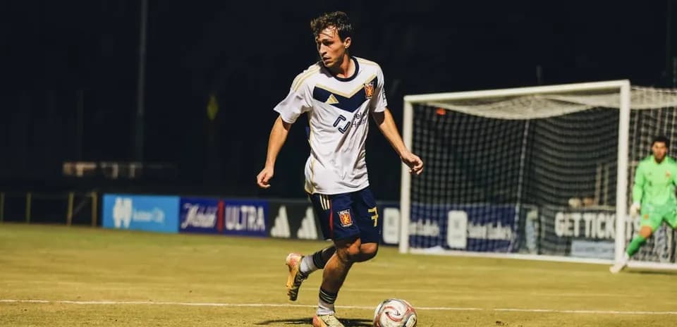 Jugador de Real Monarchs corriendo con el balón